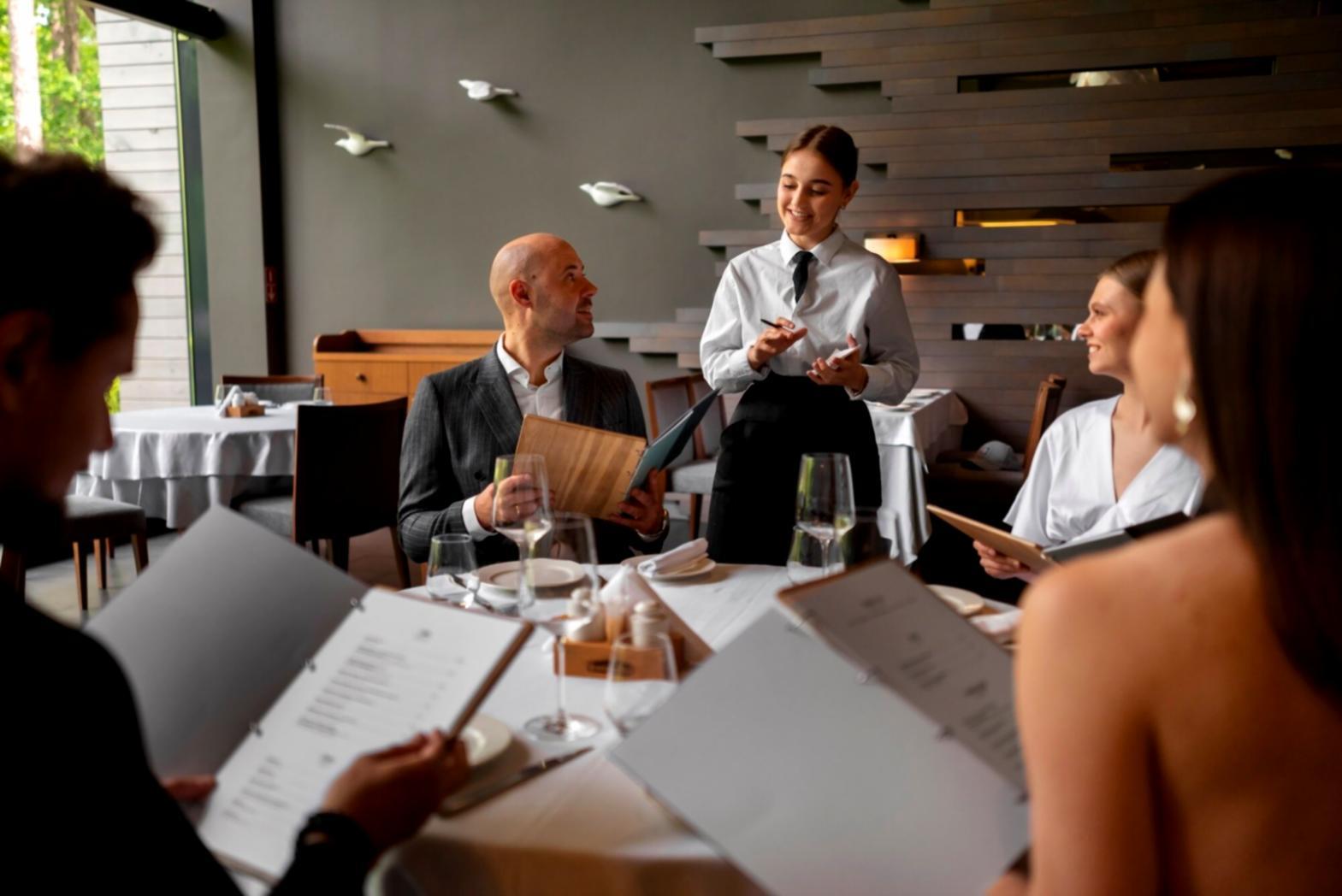 Espace de travail organisé avec documents financiers et calculatrice